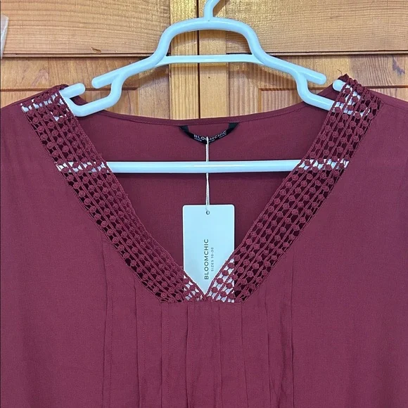 BloomChic Deep Red Crochet Detail Blouse Plus Size 5X/28 Short Sleeve New - Picture 3 of 9